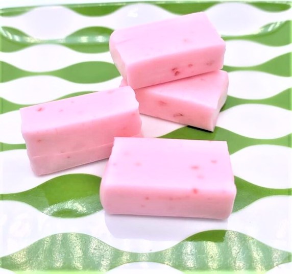 懐かしいお菓子］森永製菓 ハイチュウ〈ストロベリー〉を食べて画像撮りました。
