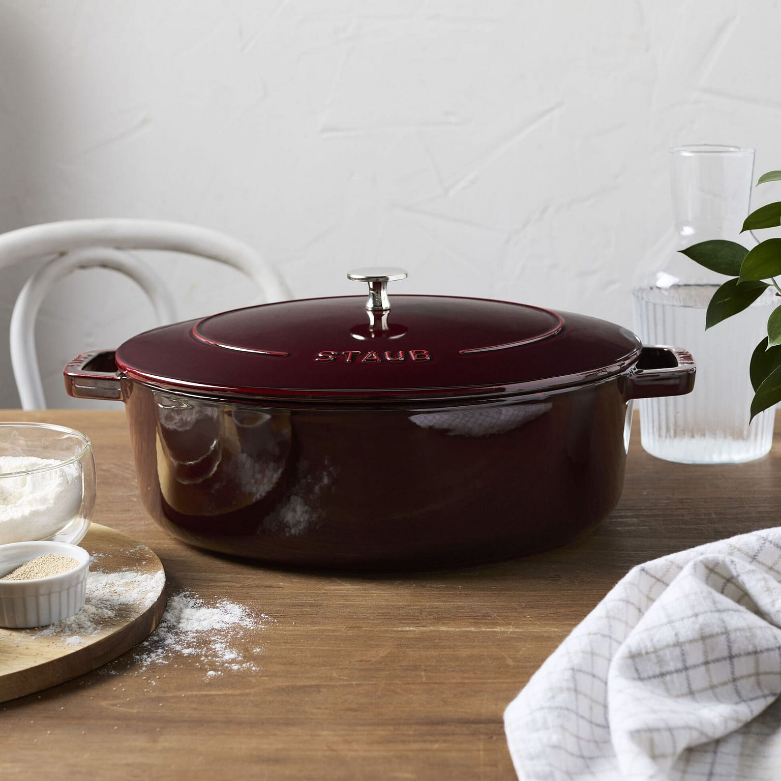Staub Cast Iron Dutch Oven 6.25-qt / Grenadine 1 ส่วน