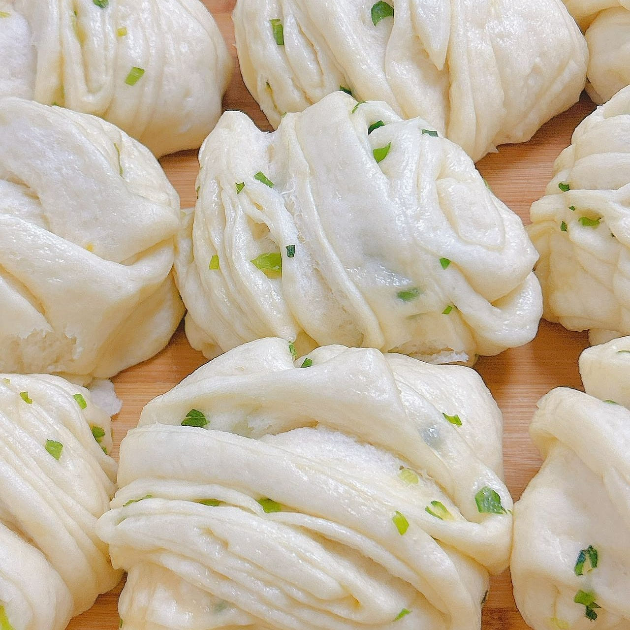 Twist Bun with green onion 2pcs about 330g 1 個