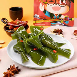 Three Squirrels Spicy Kelp Knot 100 g