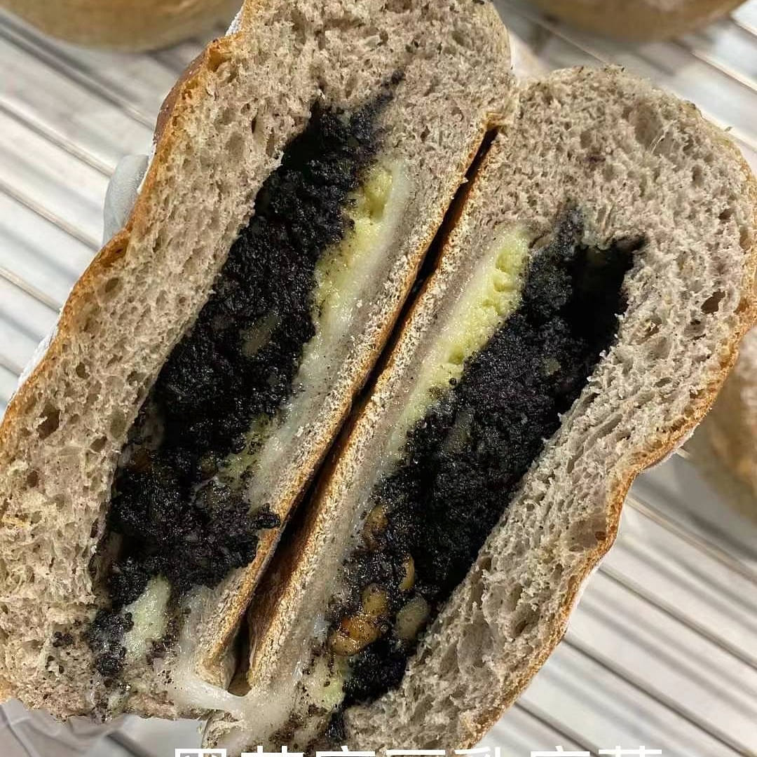 Black sesame and soy milk mochi bread 280 กรัม