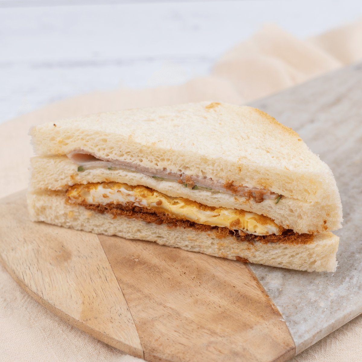 Bánh Sandwich Thịt Chà Bông Đài Loan với Trứng & Giăm Bông (Có Dưa Leo) 1 phần