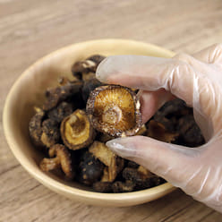 Royal Seafood USA Shiitake Mushroom Crisps -Lightly Cooked and Seasoned 4 oz