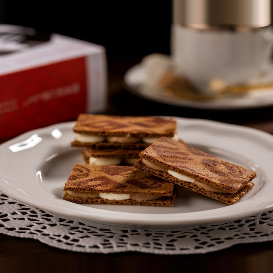 Falling in Love with Cafes Tiramisu Chocolate Sandwich 12 Pieces 1 กล่อง