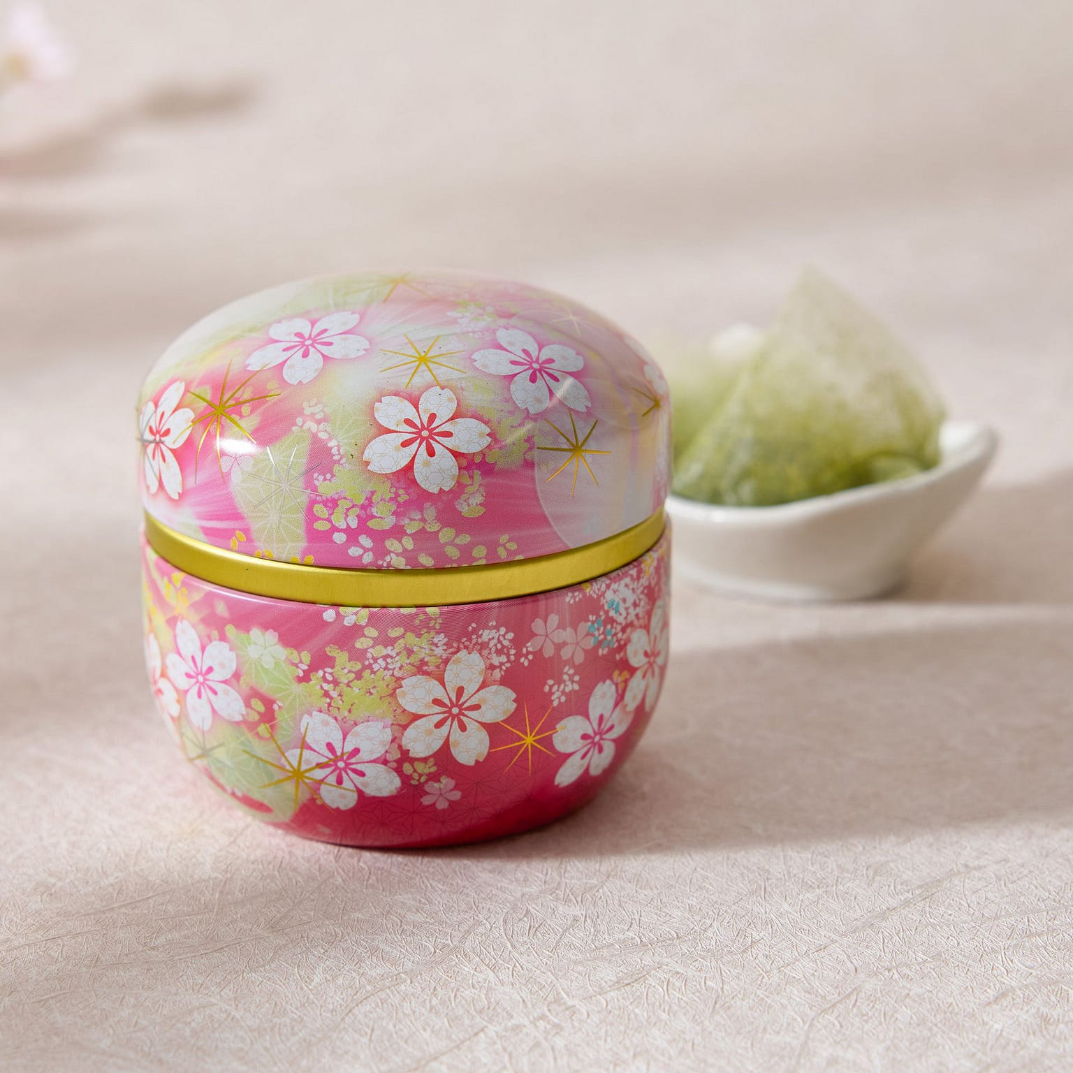 Suzuko Ryokucha Tea, Pink Sakura Canister (6 bags) 129 กรัม