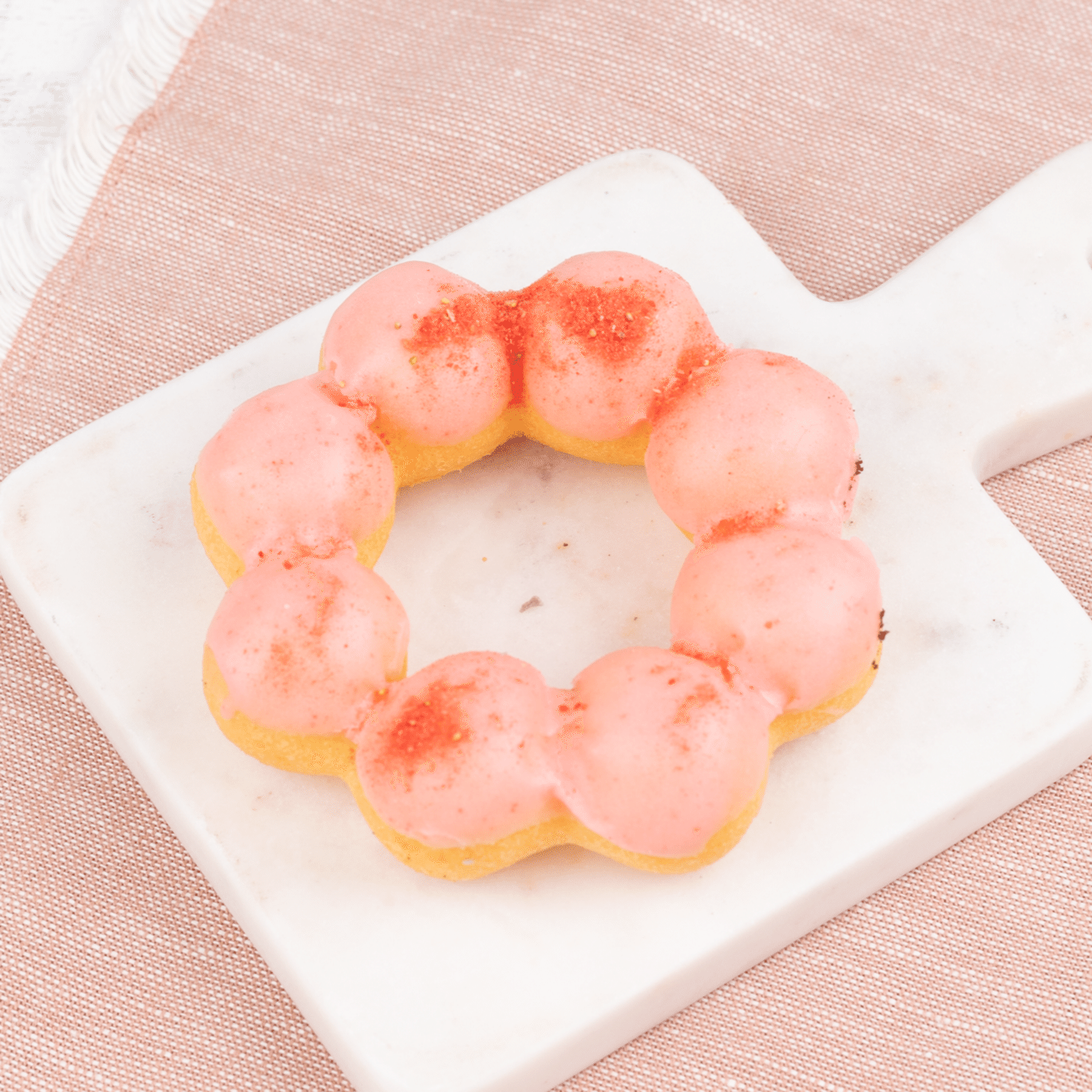 Strawberry Mochi Donut 1 ส่วน
