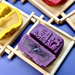 Peach Matcha Blueberry Cranberry Durian Mooncake 360 g