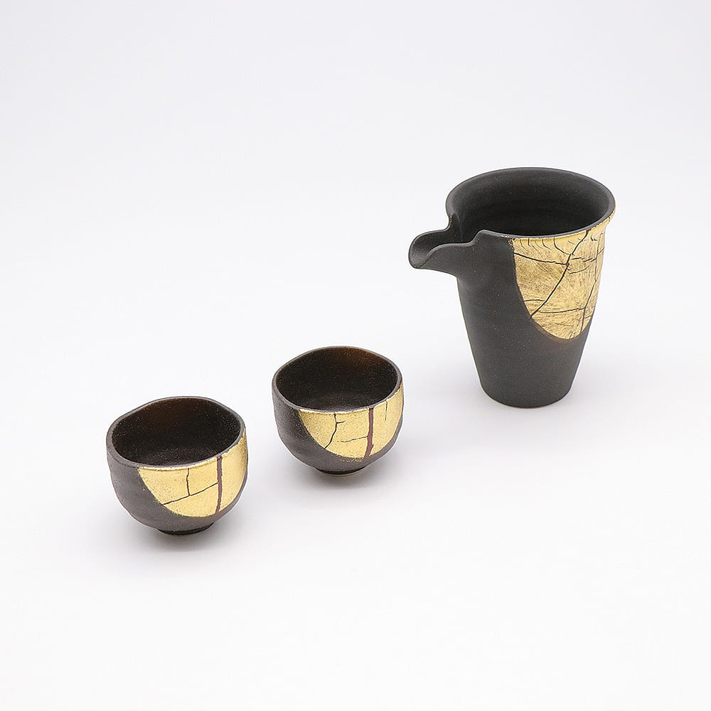 Kutani Ware Sake Cup Set Gold leaf, Sake bottle: 9.46oz, Sake Cup: 2.59" x 2.59 1 箱