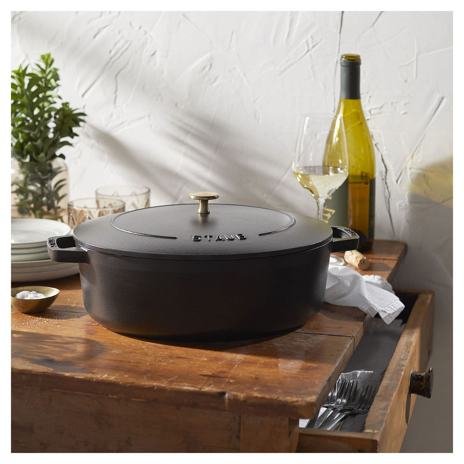 Staub Shallow Oval Dutch Oven 6.25-qt / Black 1 ส่วน