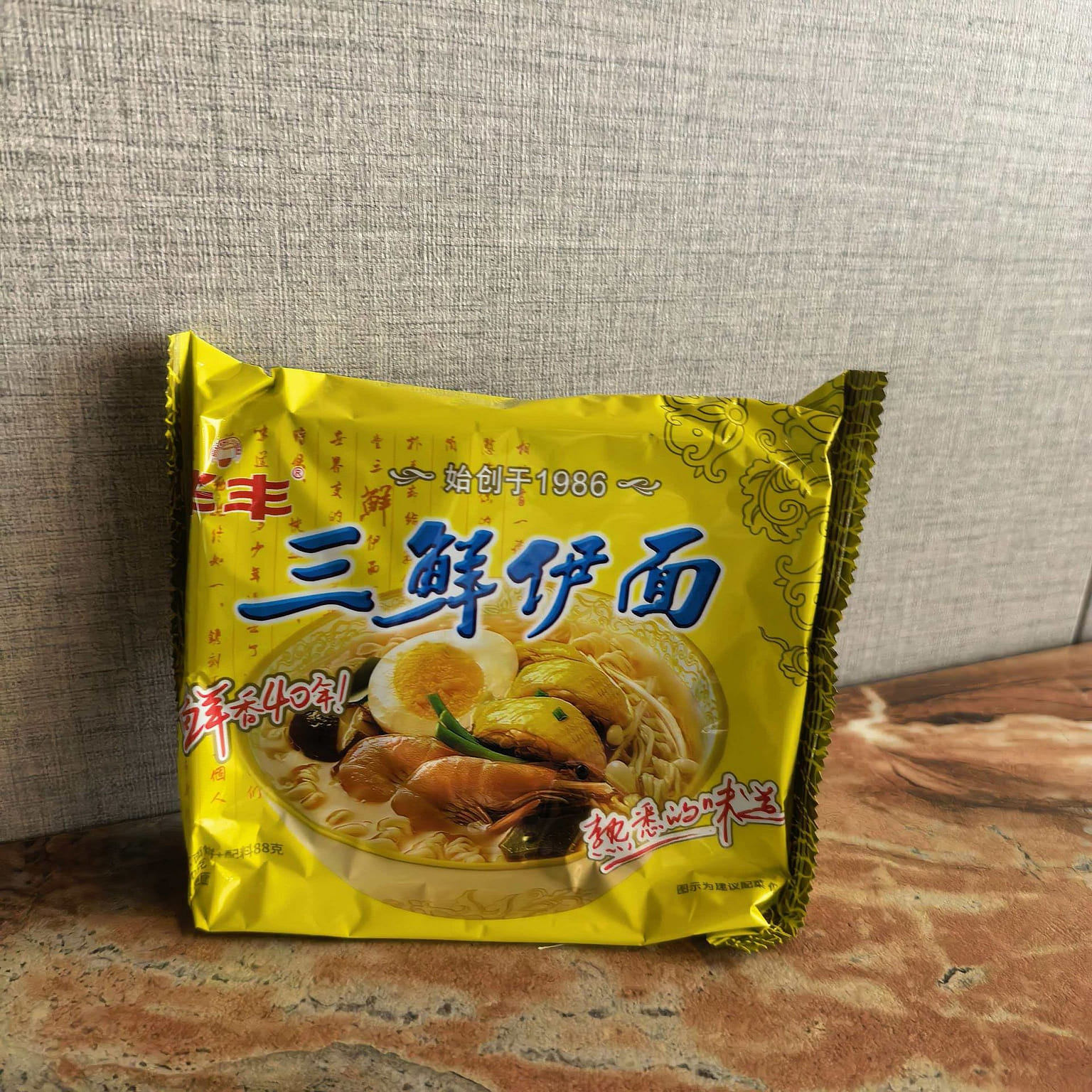 Huafeng Sanxian Yi Noodles Old-fashioned Post-Nostalgic Instant Noodles Night Snack Fast Food Instant Noodles Bagged Dry Noodles [Classic Original Flavor] 3 packs 258 グラム
