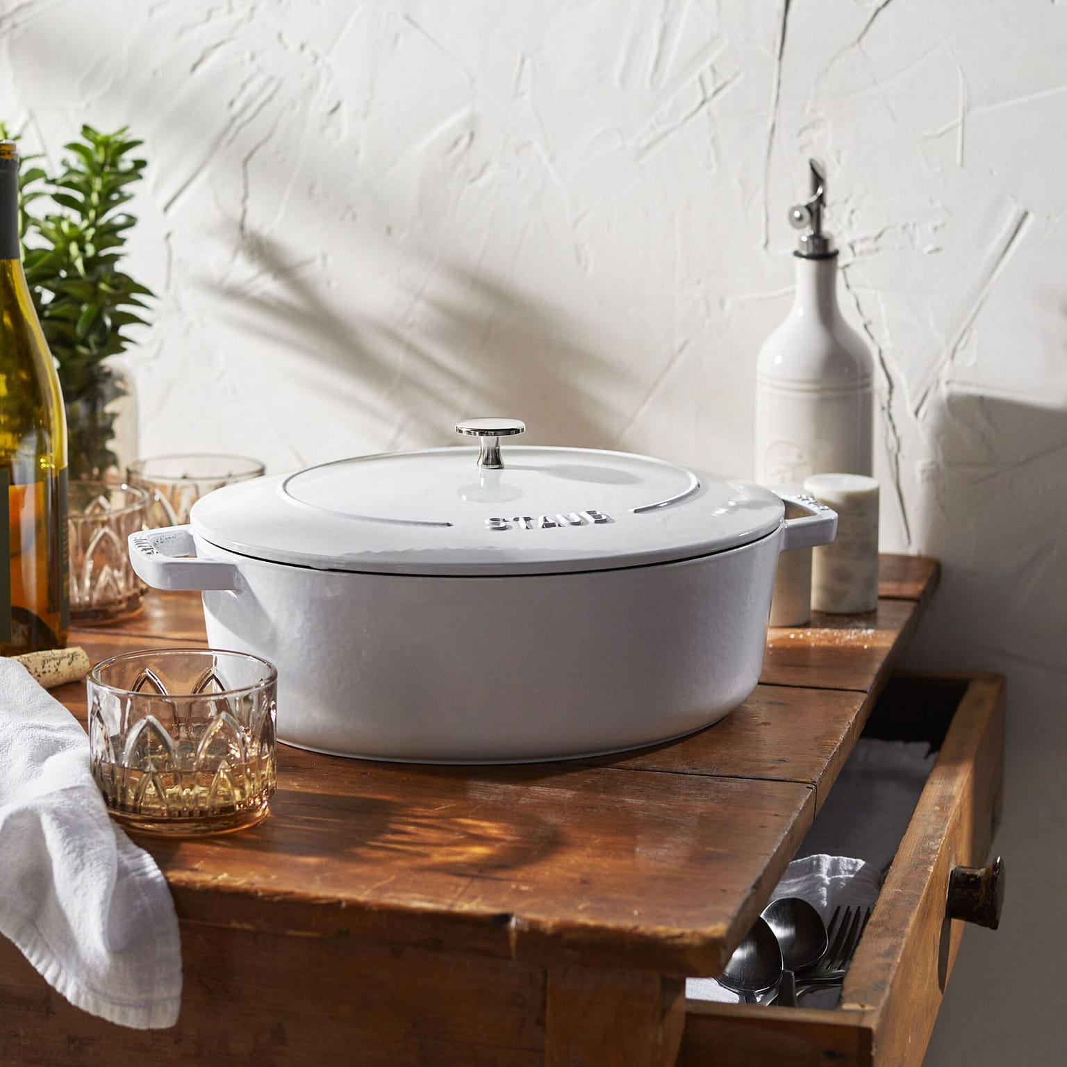 Staub Shallow Oval Dutch Oven 6.25-qt / White 1 ส่วน