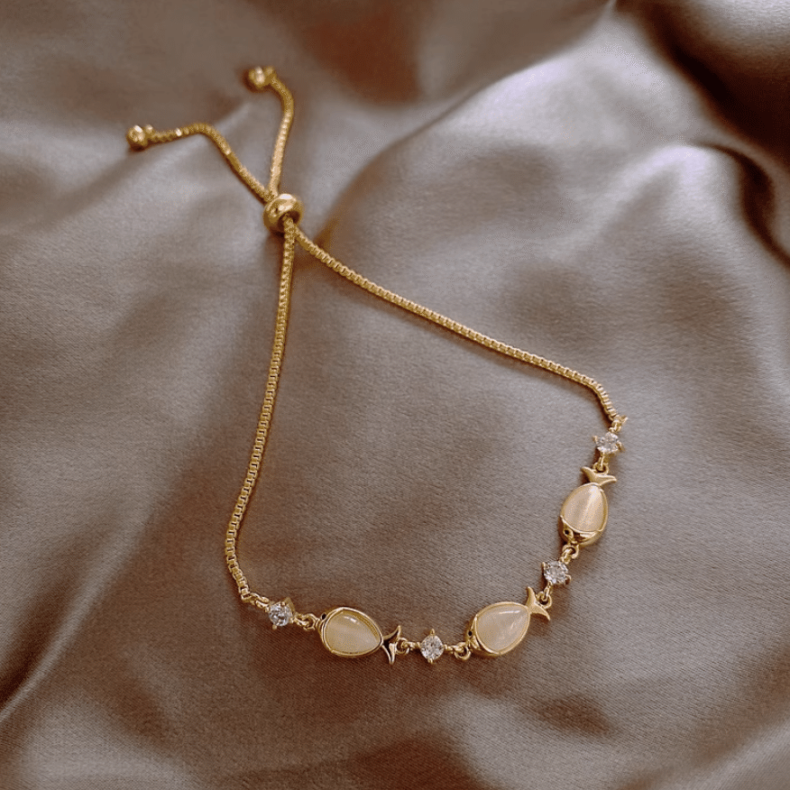 Vintage Pearl Bracelet of Fish Charm 1 อัน