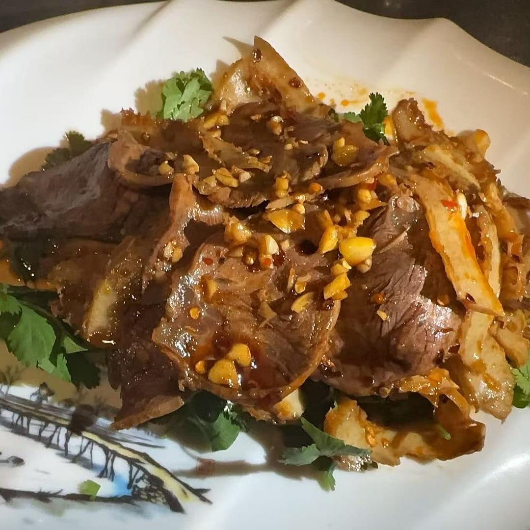 Sliced beef, tongue and tripe with chili oil 280g 1 each