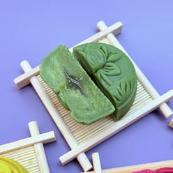 Peach Matcha Blueberry Cranberry Durian Mooncake 360 g
