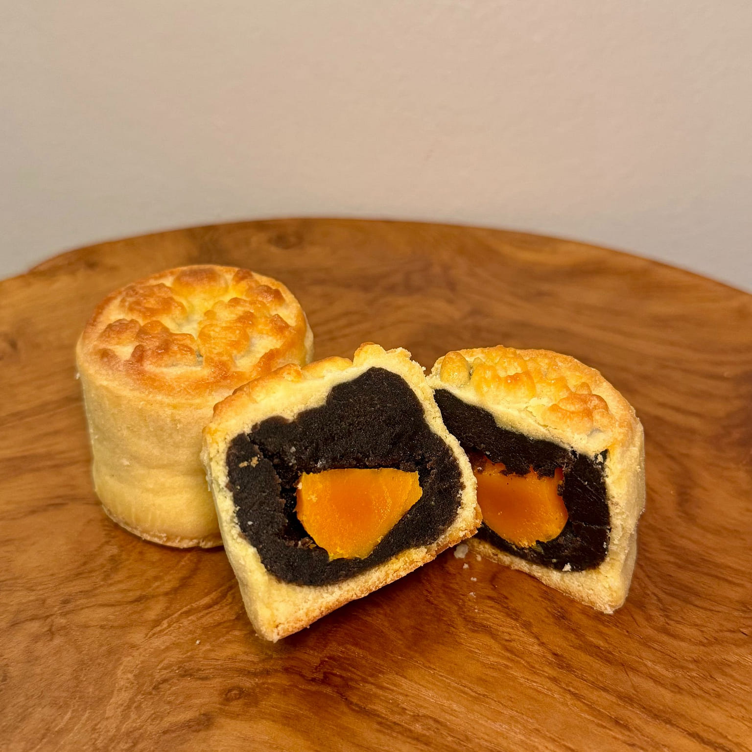 Black Sesame Salted Egg Yolk Pastry 3pcs 1 phần