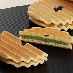 Morihan Cream Sandwich Matcha Waffle 10 pcs 1 box