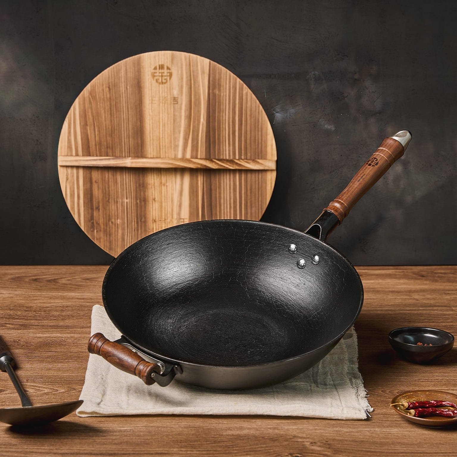 WANGYUANJI Chinese Cast Iron Wok 34CM Wooden Lid 1 count