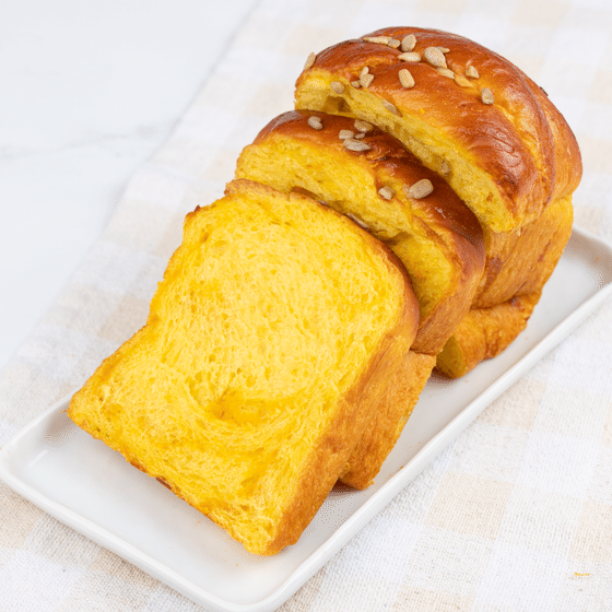 weee_bakery_南瓜牛奶吐司 未切 没有添加剂 松软可口  （白色粉末为面粉） 1 包