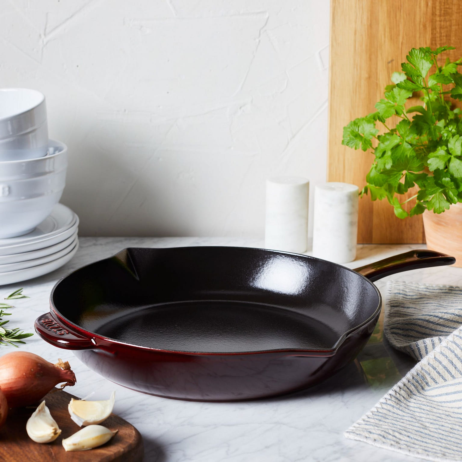 STAUB Cast Iron 10-inch Fry Pan 10-inch / Grenadine 1 phần