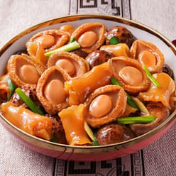 Lee Kum Kee Deluxe Abalone in Premium Oyster Sauce with Fish Maw 560 g