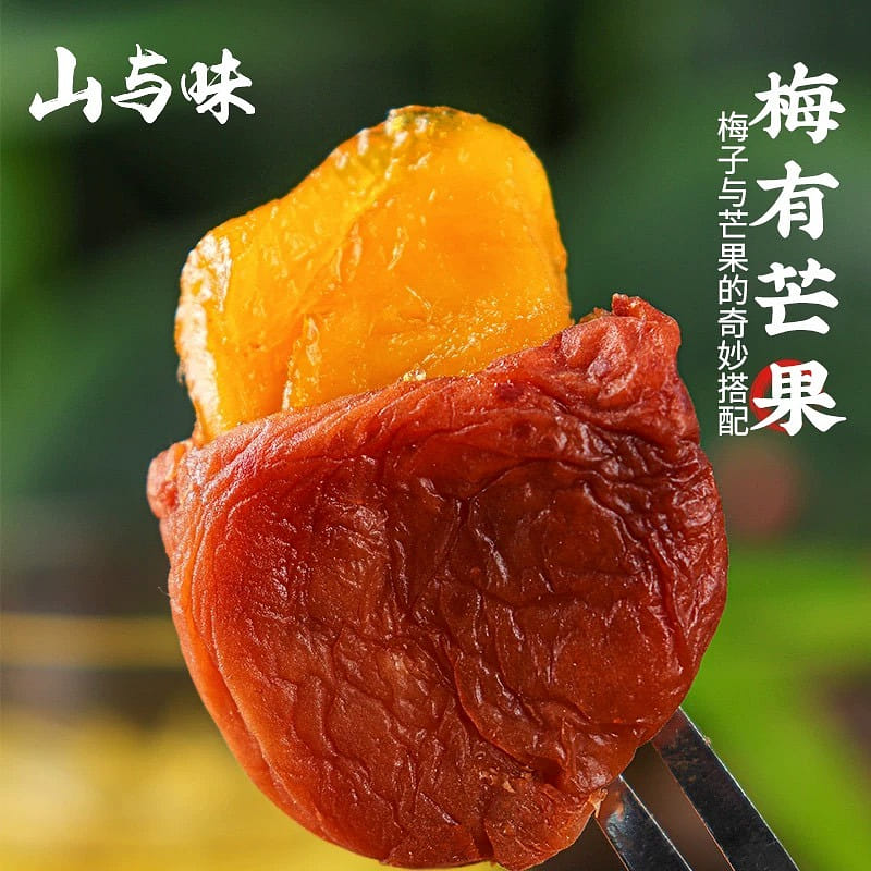 Green plums stuffed with dried mango slices 100 그램