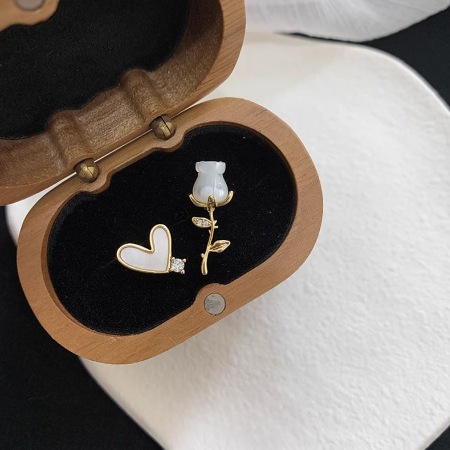 Asymmetrical Vintage French Floral Earrings 1 개입