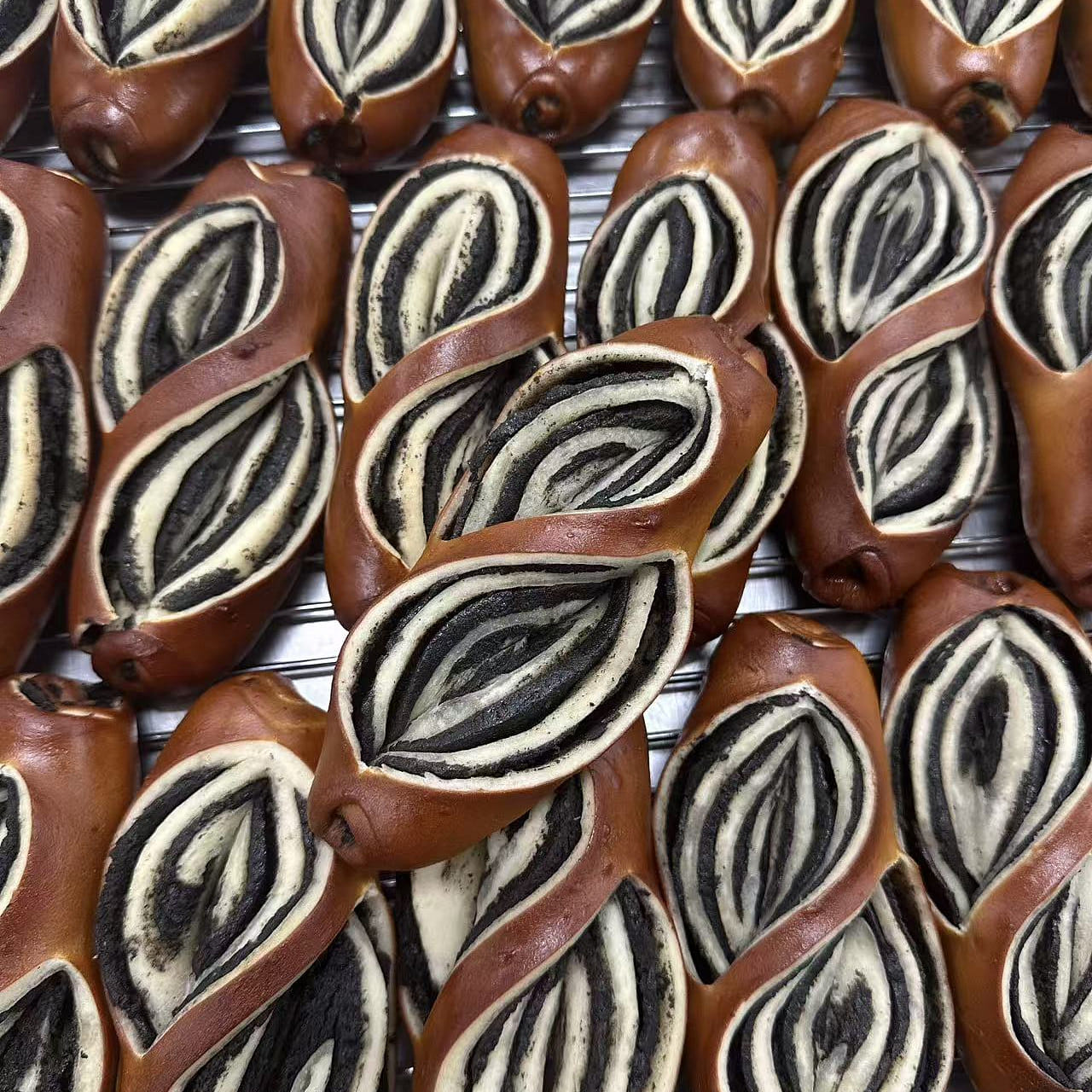 Black Sesame Pretzel 2pc 85 g*2 pack