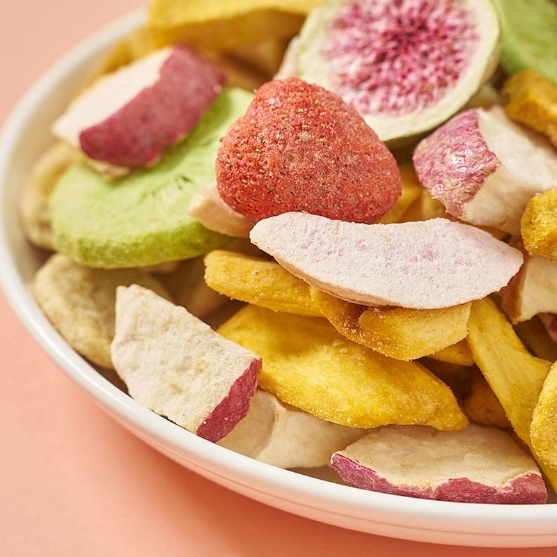 A healthy snack of dried fruits and vegetables 100 그램