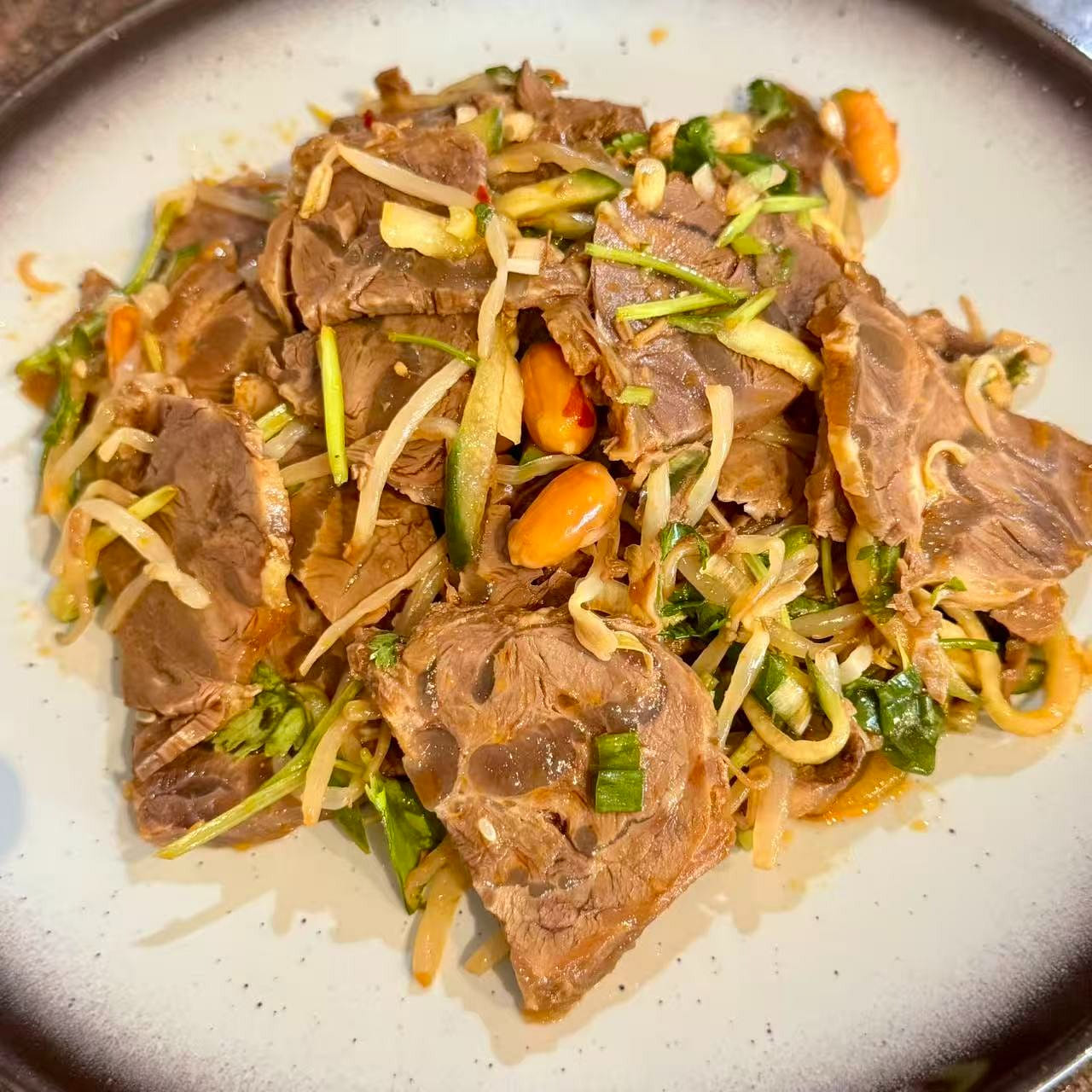 凉拌卤牛腱 300g 花生+黄瓜丝+豆芽+香菜 1 份
