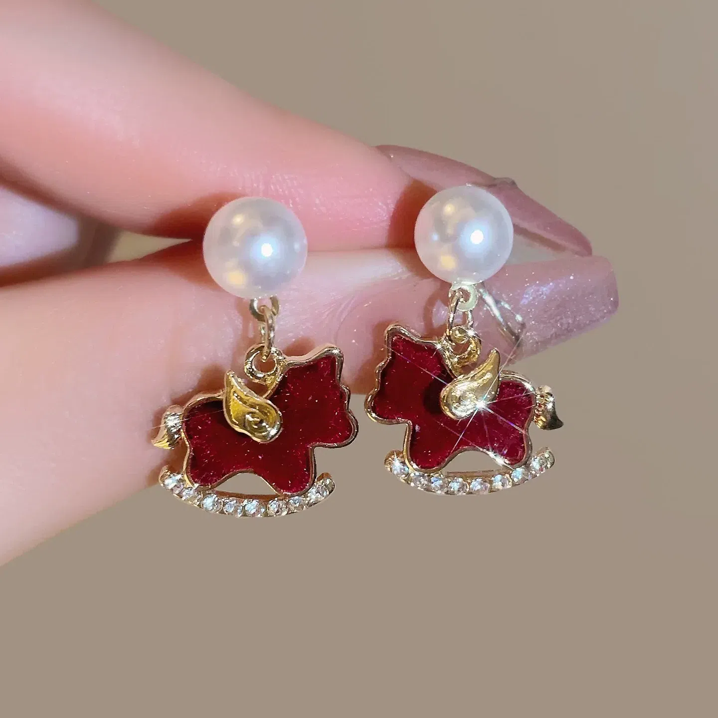 One pair of red velvet pony pearl earrings 50 g