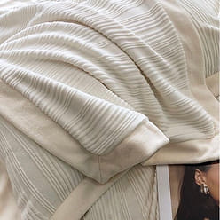 LULLABUY 冬日物语牛奶绒床上四件套 雪乡 King Size 2000 克