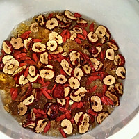 紅棗枸杞牛奶燉桃膠的做法圖解3