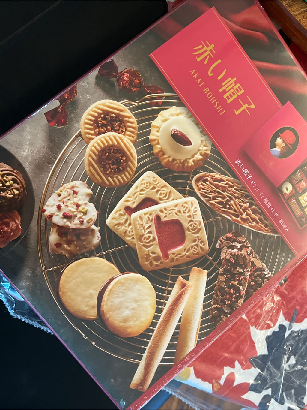 赤い帽子 ピンク クッキー 詰合せ お菓子 31個 紙箱 - Weee!