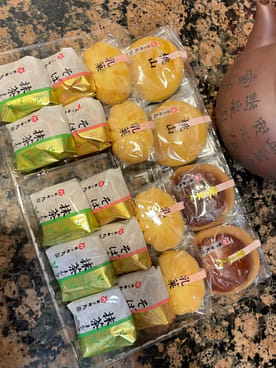 丸京 味の銘作 まんじゅう詰め合わせ（18個入） 250 グラム - Weee!