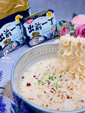 日清 出前一丁 豚骨 黒にんにく油風味（5個パック） - Weee!