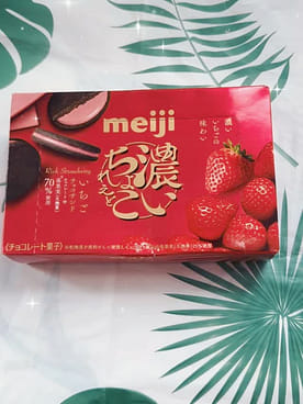 Get Strawberry Chocolate Cookies Biscuits Meiji 96g Delivered